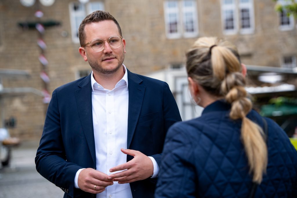 Patrick Wegener hört einer Bürgerin zu